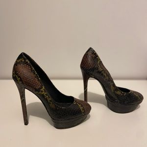 Brian Atwood Snakeskin Pumps
Black
Round-Toes